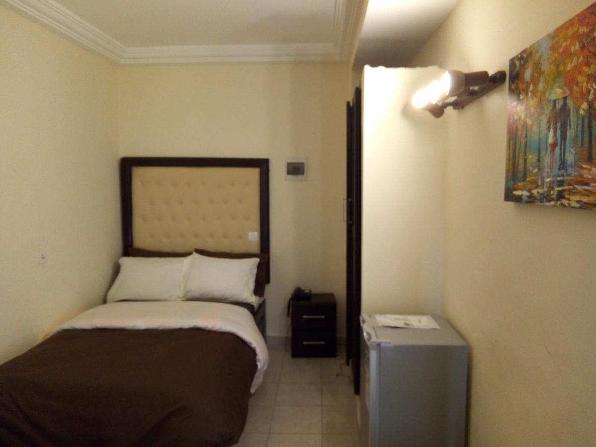 Hotel Saphir Abidjan Exteriör bild