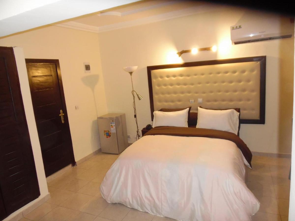 Hotel Saphir Abidjan Exteriör bild