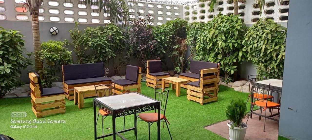 Hotel Saphir Abidjan Exteriör bild