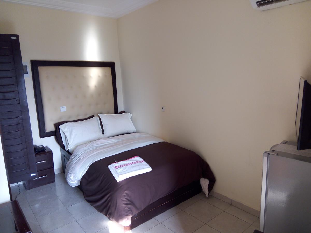Hotel Saphir Abidjan Exteriör bild